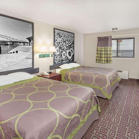 Hotel Super 8 By Wyndham Muscatine Esterno foto