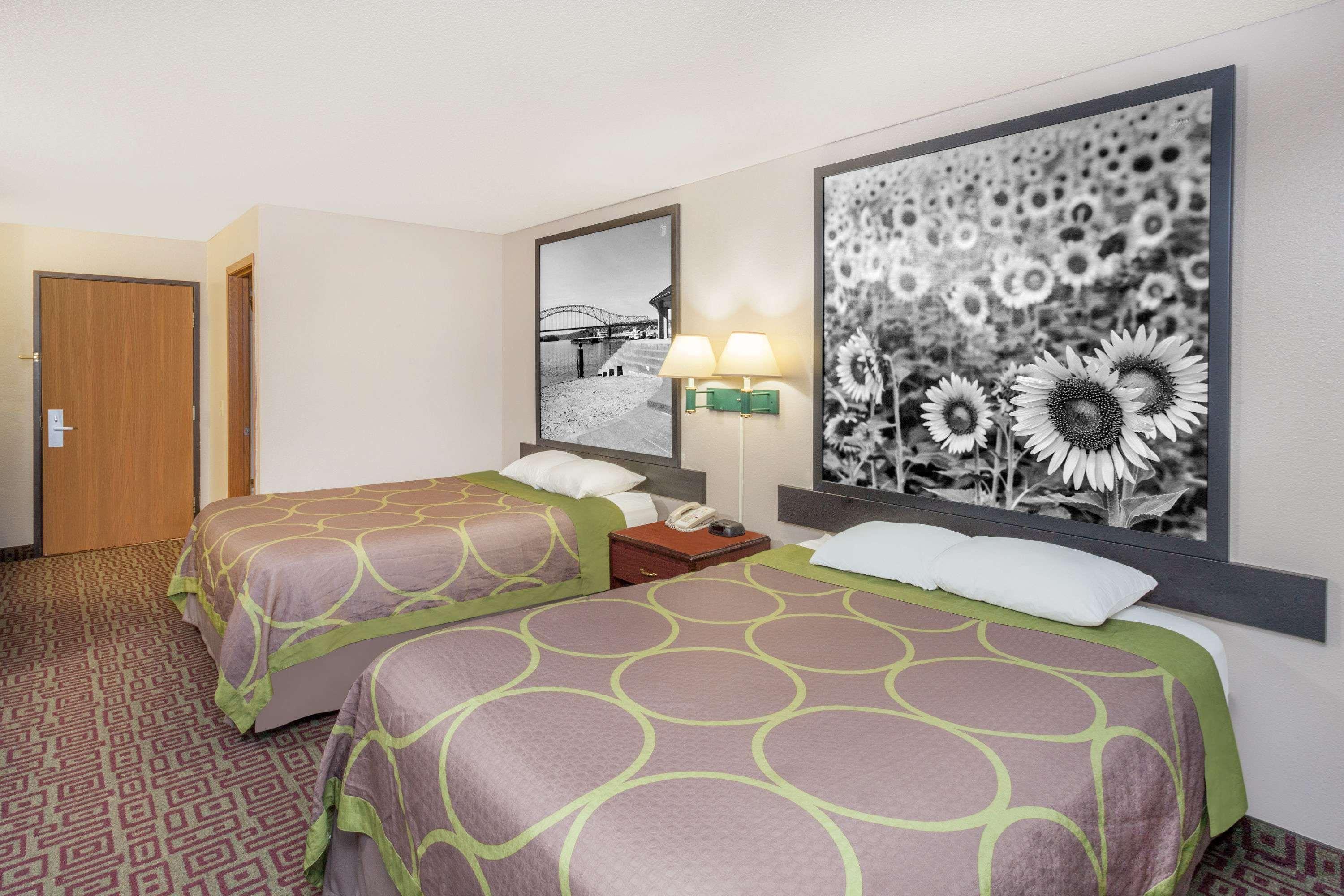 Hotel Super 8 By Wyndham Muscatine Esterno foto