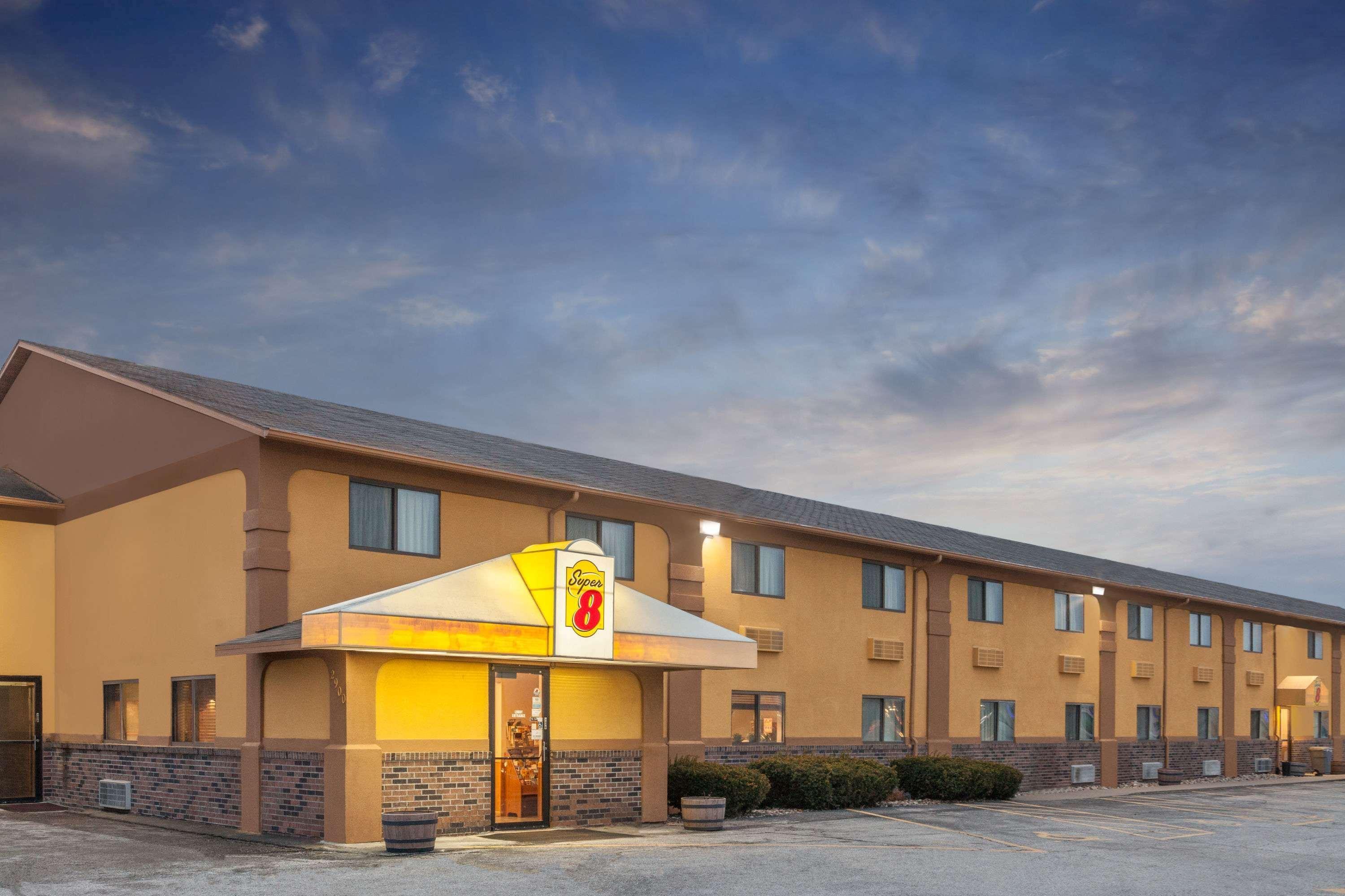 Hotel Super 8 By Wyndham Muscatine Esterno foto