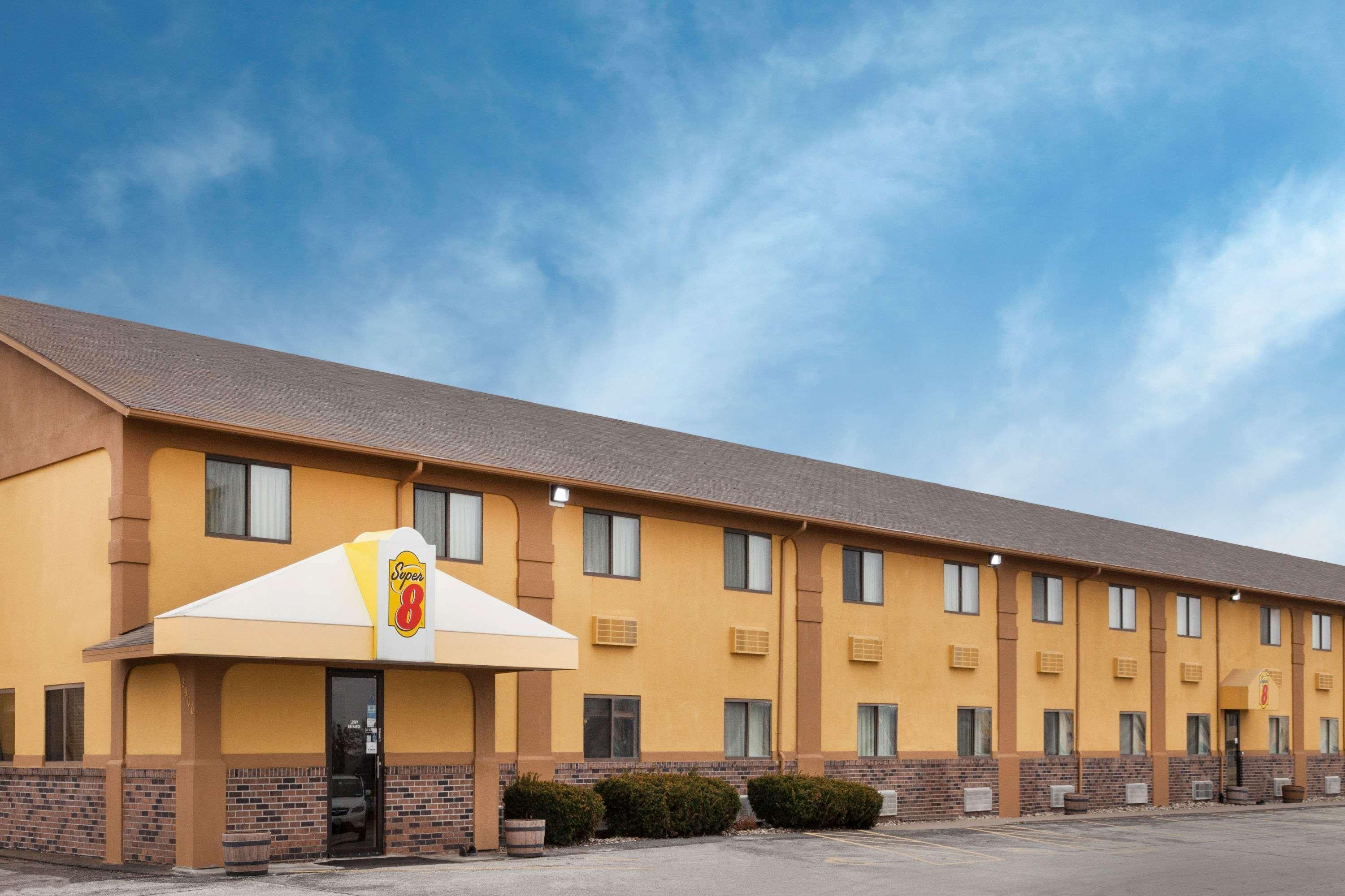 Hotel Super 8 By Wyndham Muscatine Esterno foto