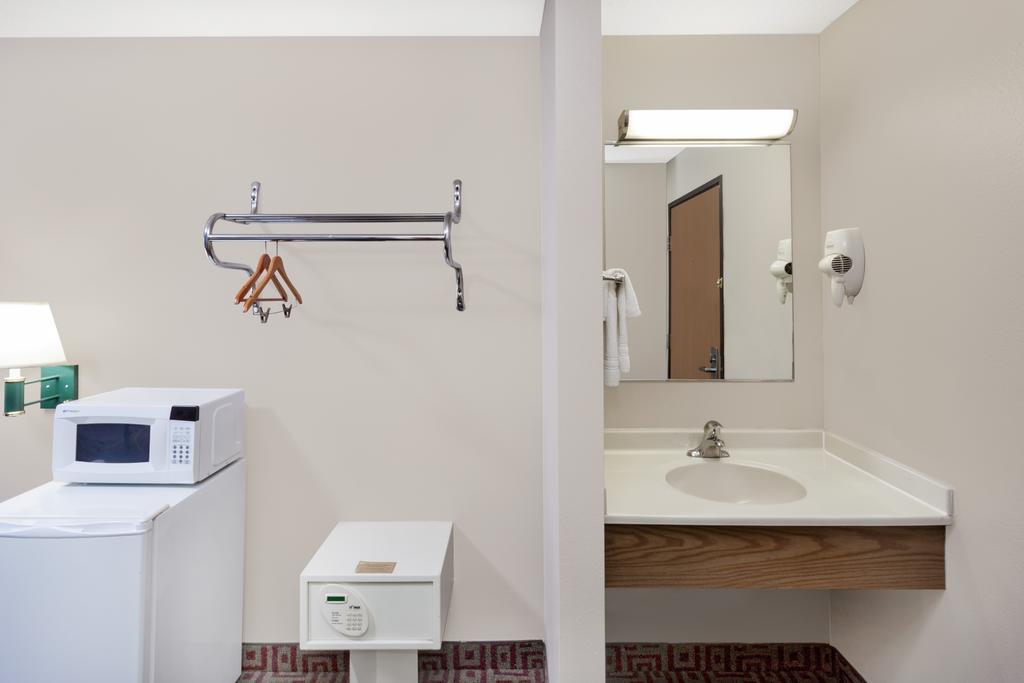 Hotel Super 8 By Wyndham Muscatine Esterno foto