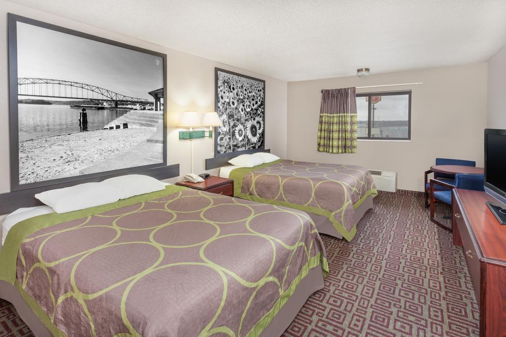 Hotel Super 8 By Wyndham Muscatine Esterno foto
